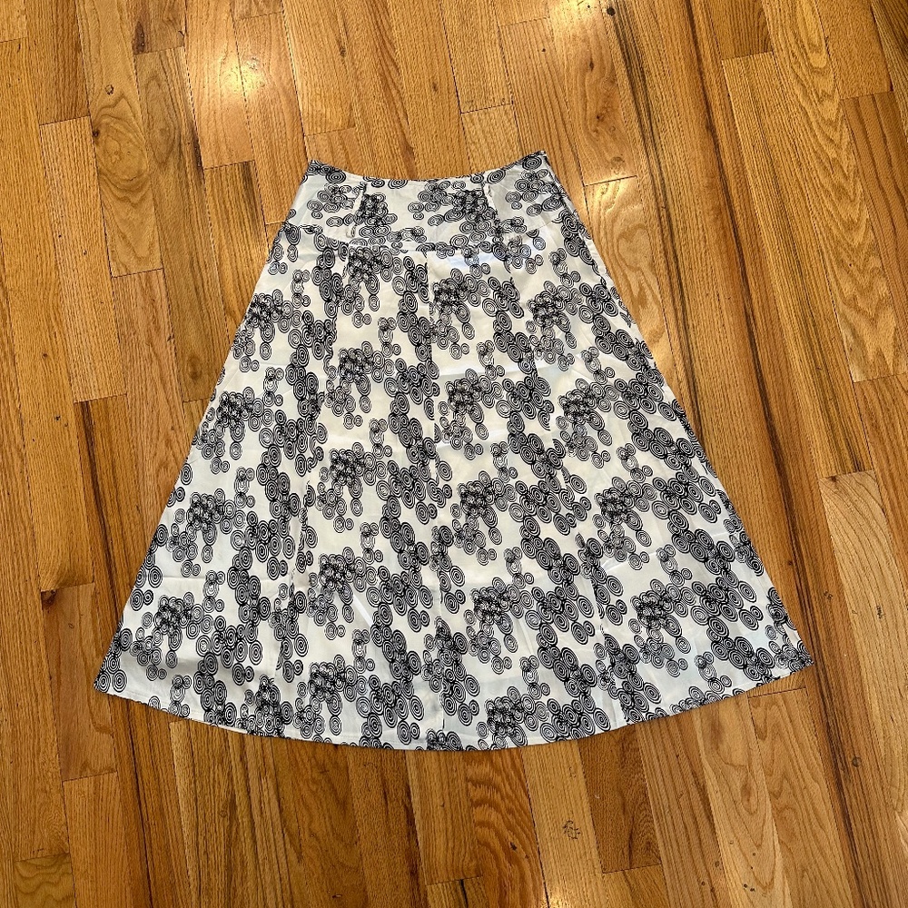 New Black & Ivory Print A line women's  skirt silky satin feel size Large